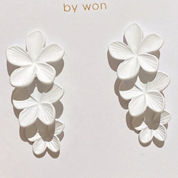abicartsstudio Jewelry - Plumeria Flower Earrings for Modern Chic Look
